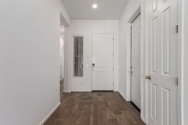 Foto del edificio - 4 Bedroom home in Layton Lakes