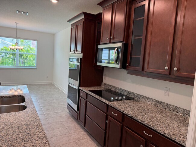 Foto del edificio - 5 Bedroom 4 Bath W/Office & 3-Car Garage (...