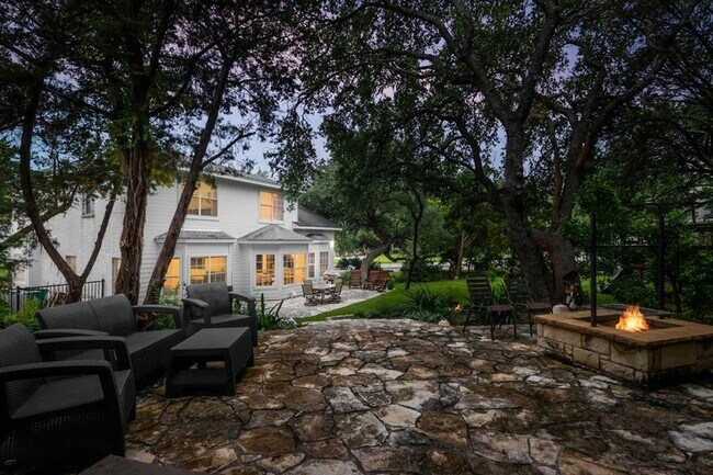 Foto del edificio - 301 Hurst Creek Rd