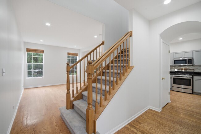 Building Photo - 611 Lakeridge Ct