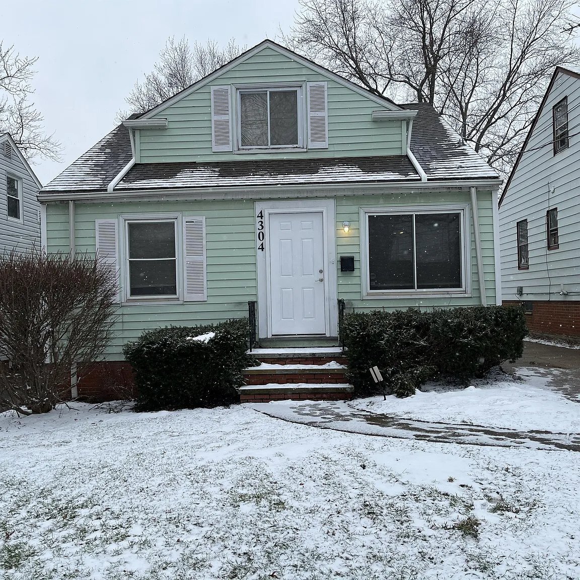 4304 E 164th St Cleveland, OH 44128 – photo 1