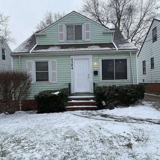 Building Photo - 4304 E 164th St