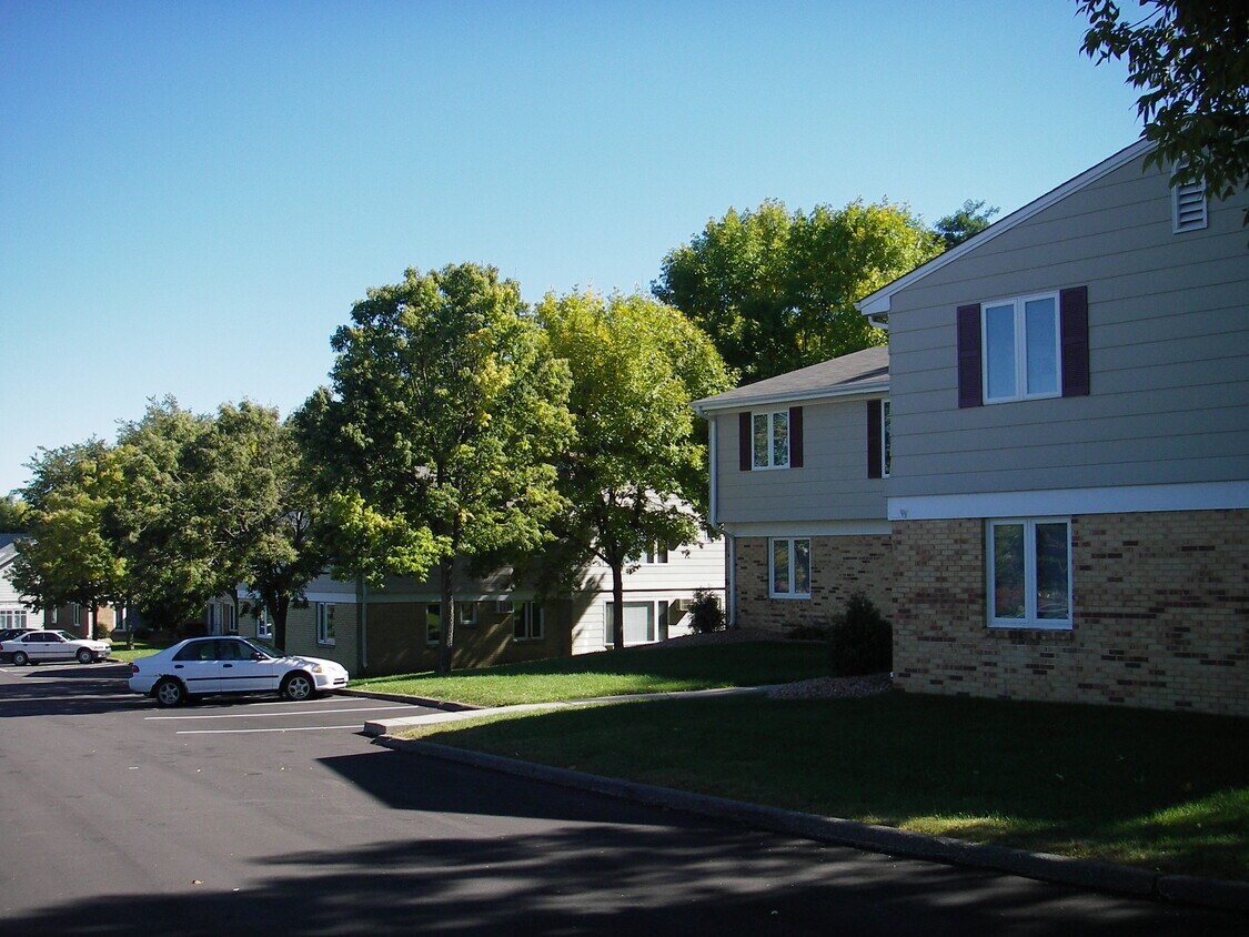 Building Photo - 170 Wayzata Blvd E