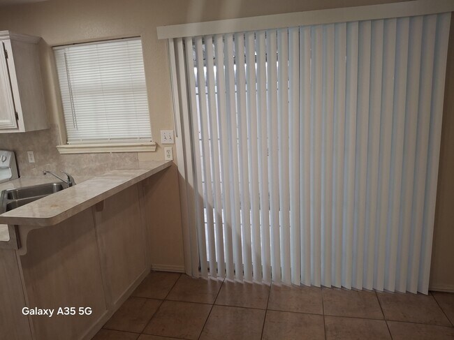 Foto del edificio - 1101 Stonehaven Blvd