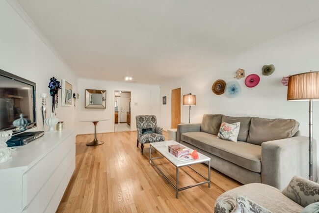 Building Photo - 2 Bedroom, 1 Bath Duplex in Caruth Terrace!