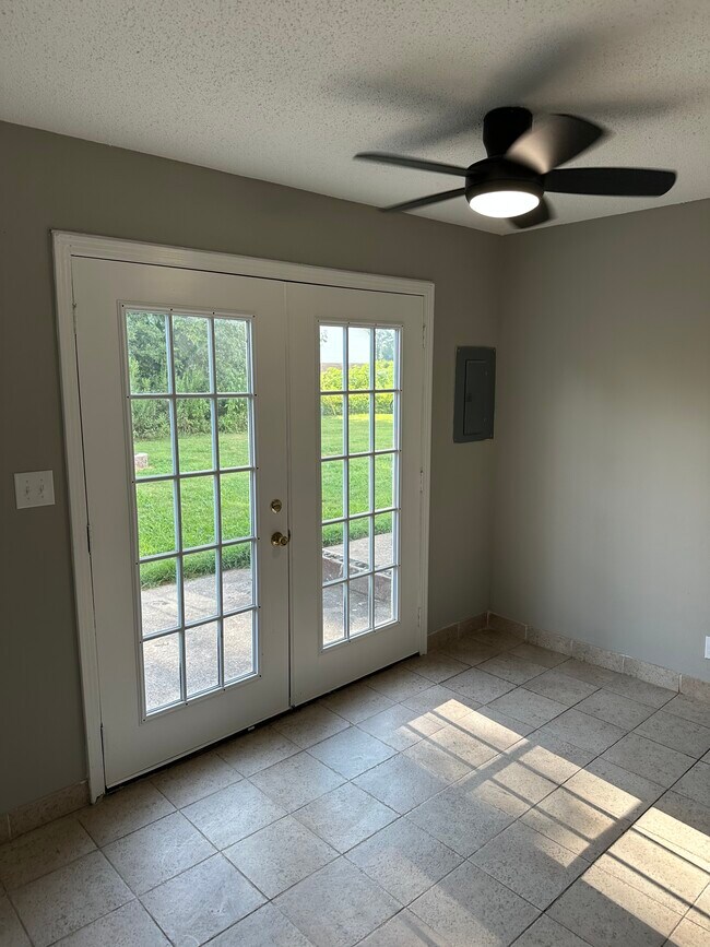 Fotografía del edificio - 1044 Pembroke Oak Grove Rd