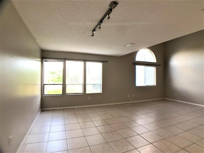 Building Photo - 9530 Darien Ave