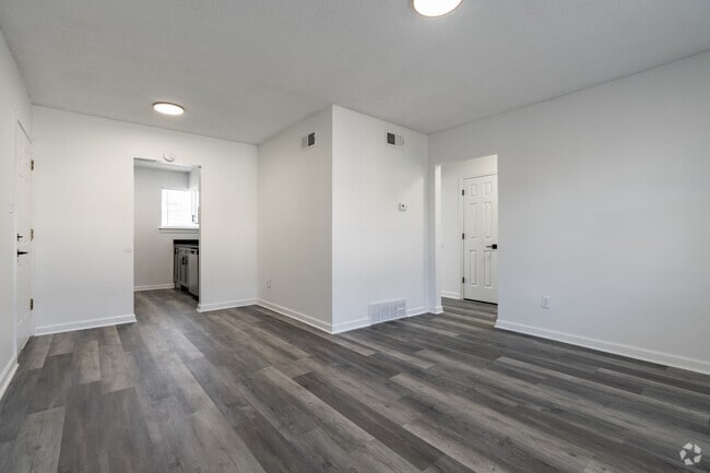 1BR, 1BA - 550SF - Living Room - 1161 Poplar