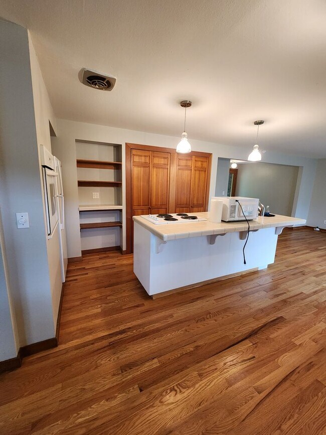 Building Photo - Charming duplex unit near Lynwood Center w...