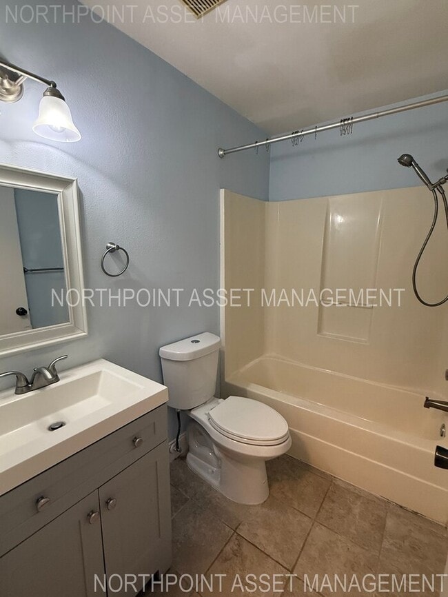 Building Photo - Stylish 2-Bed, 2-Bath Villa in the Heart o...
