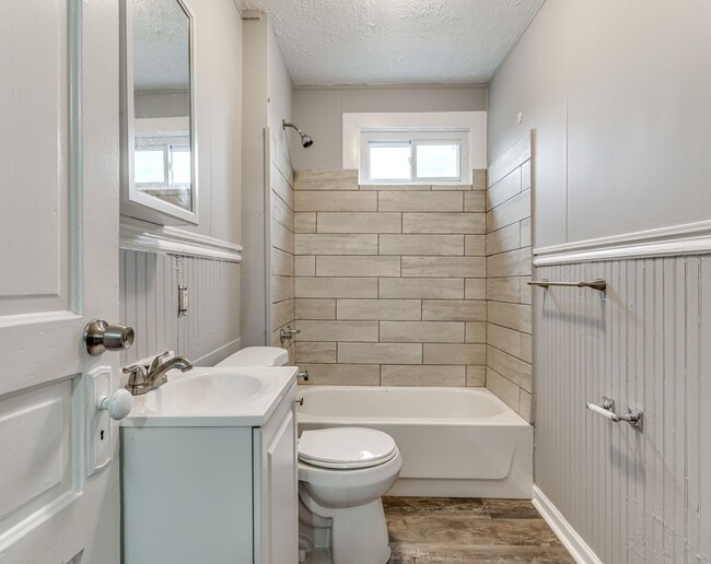 Foto del edificio - 2 Bedroom/1 Bath in Carrick - Available JULY!