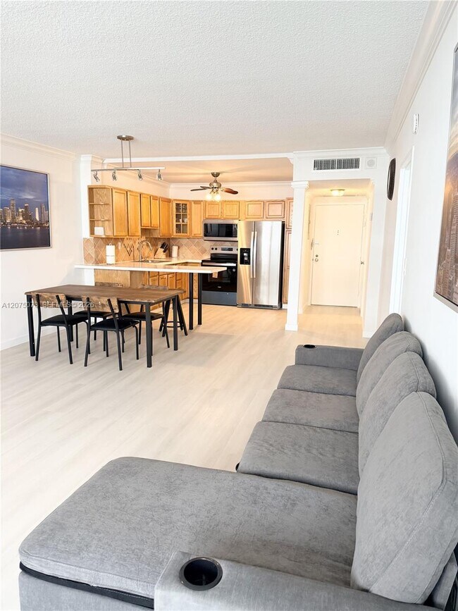 Building Photo - 3725 S Ocean Dr