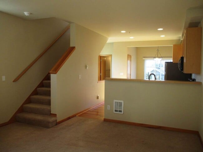 Building Photo - 2 Bedrooms 2.5 bath Townhome in Tacoma