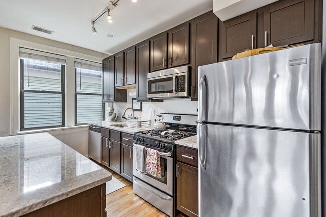 Building Photo - 2229 W Wilson Ave