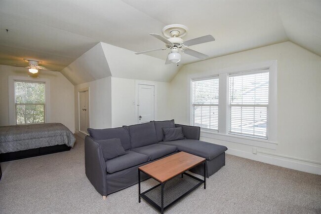 Building Photo - 1313 Peden St