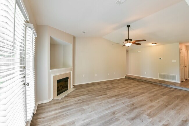 Foto del edificio - 6437 Starnes Rd