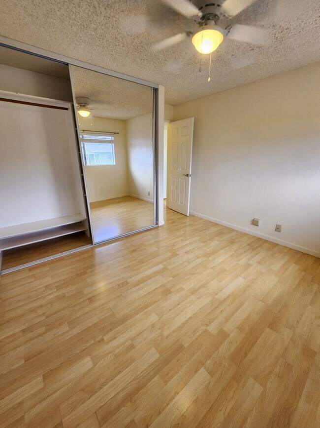 Building Photo - 2305