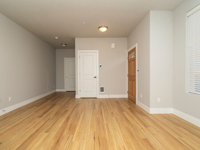 Building Photo - 436 NE Stafford St