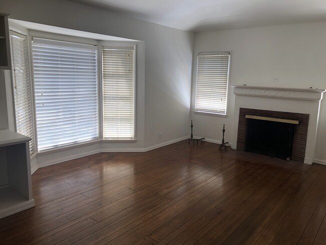 Sala de estar - 8461 Truxton Ave