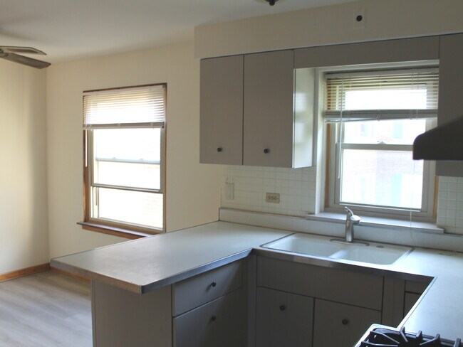 Building Photo - 10527 S Artesian Ave