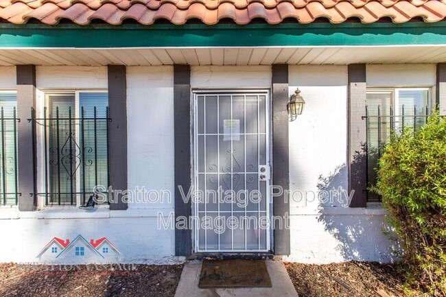 Building Photo - 2132 W Glenrosa Ave