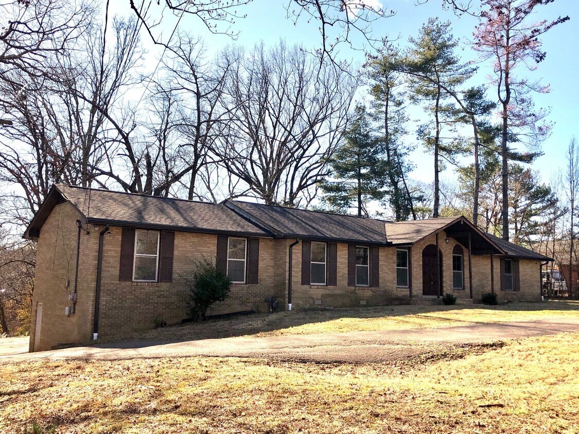 Charming single-level ranch home offers 4 bedrooms and 2 bathrooms in Brentwood - Charming single-level ranch home offers 4 bedrooms and 2 bathrooms in Brentwood