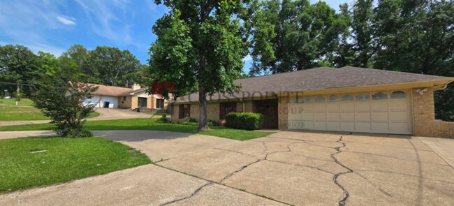 Foto del edificio - Spacious and Stunning 3 Bedroom 2 Bath Home in Longview!