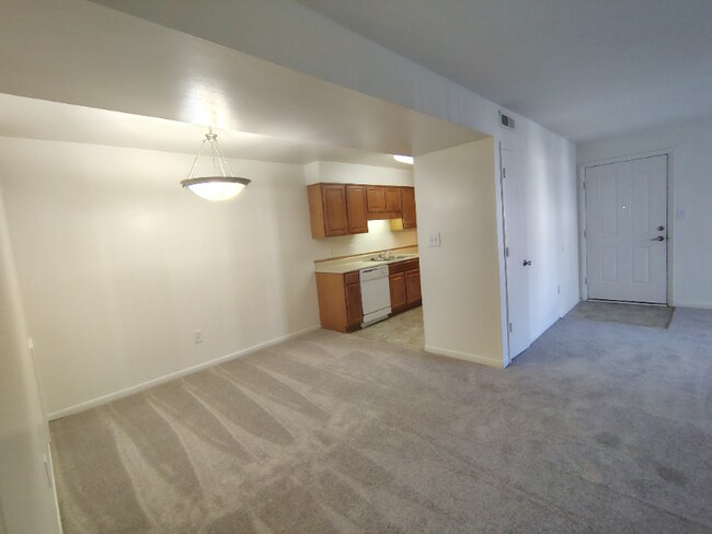 Building Photo - 600 Reusens Rd