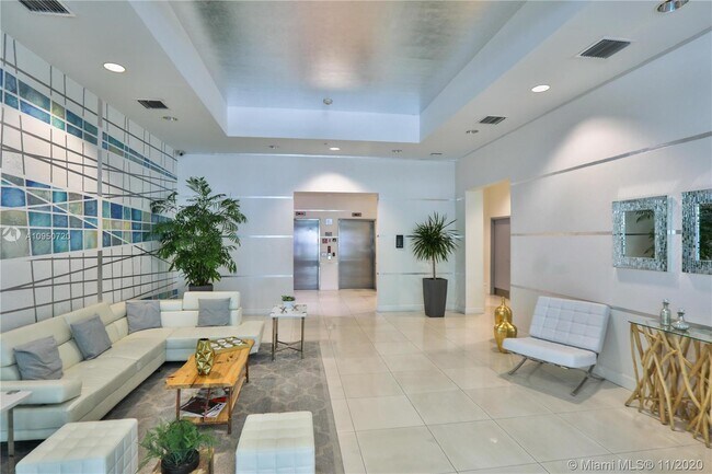 Building Photo - 1723 SW 2nd Ave