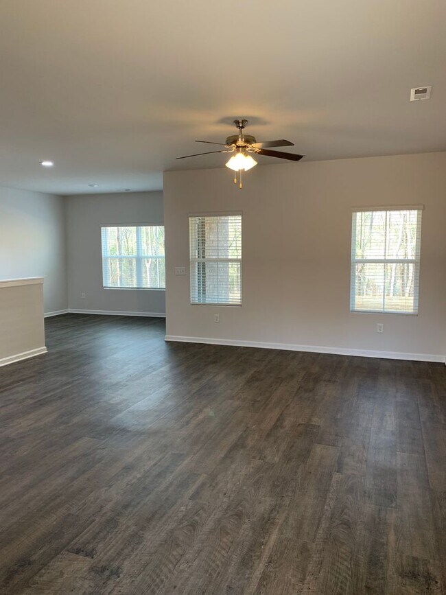 Building Photo - Three Bedroom | Two and a Half Bath Home i...