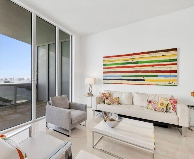 Foto del edificio - 15811 Collins Ave