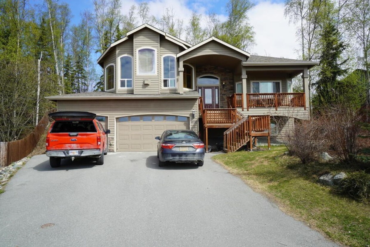 Foto principal - 4 Bedroom Eagle River Home!