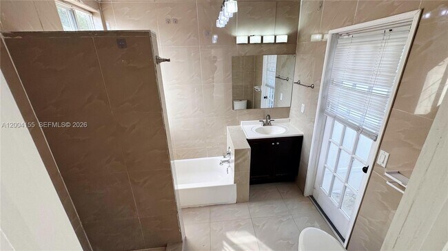 Foto del edificio - 165 NE 162nd St