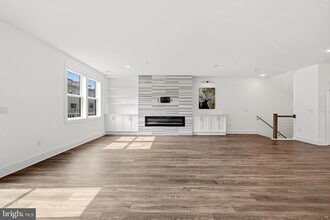 Building Photo - 44824 Tiverton Sq
