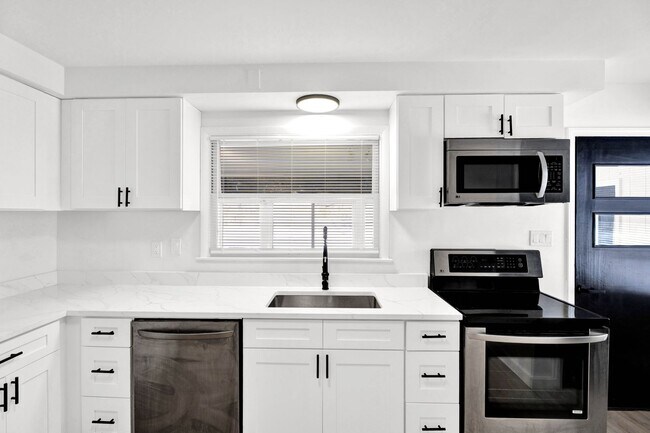 Foto del edificio - 3BD | 2BTH - NEWLY RENOVATED - WEST BLOOMFIELD, MI (3 MONTH SPECIAL)