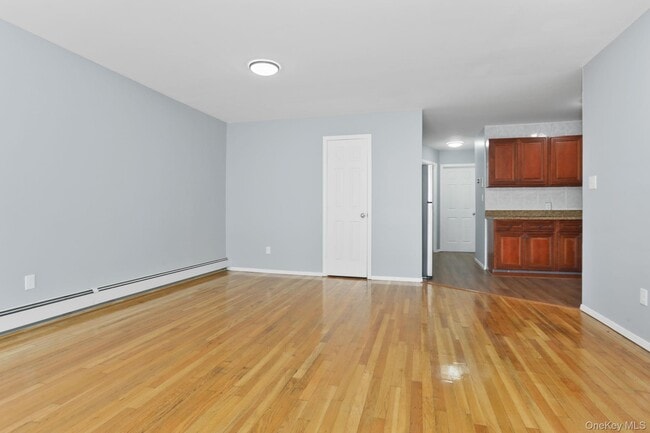 Building Photo - 639 E 226th St