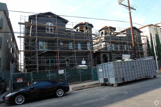Building Photo - 1325-1331 N Sycamore Ave