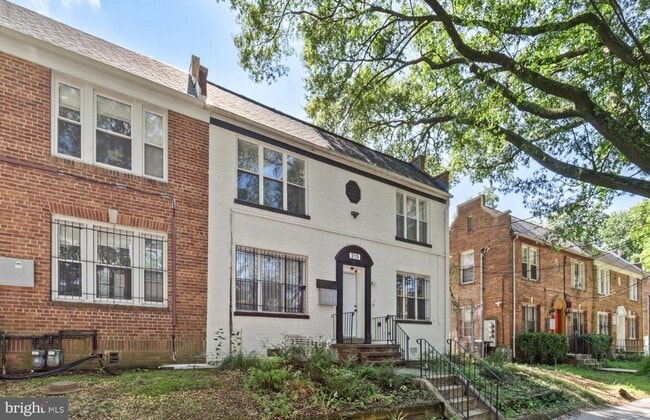 Building Photo - 313 Parkland Pl SE