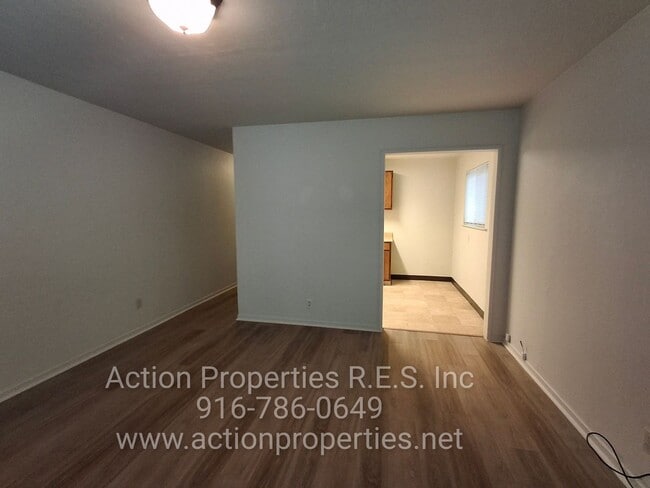 Building Photo - Central Roseville -Duplex 1 Bed, 1 Bath Duplex Large Fenced Yard, Gardener Included - No Laundry ...