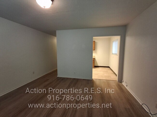 Foto del edificio - Central Roseville -Duplex 1 Bed, 1 Bath Duplex Large Fenced Yard, Gardener Included - No Laundry ...