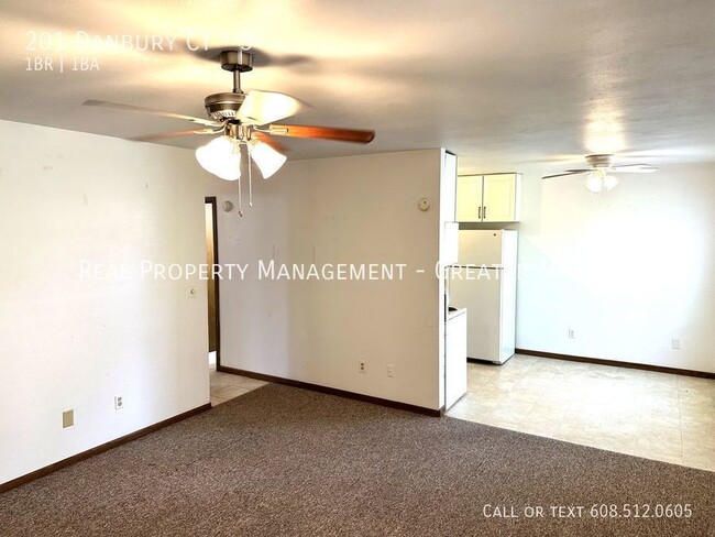 Building Photo - Great Deforest One plus Den apartment with...