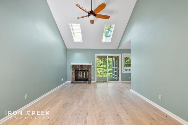 Foto del edificio - Gorgeous 4-Bedroom Townhouse in South Ashe...