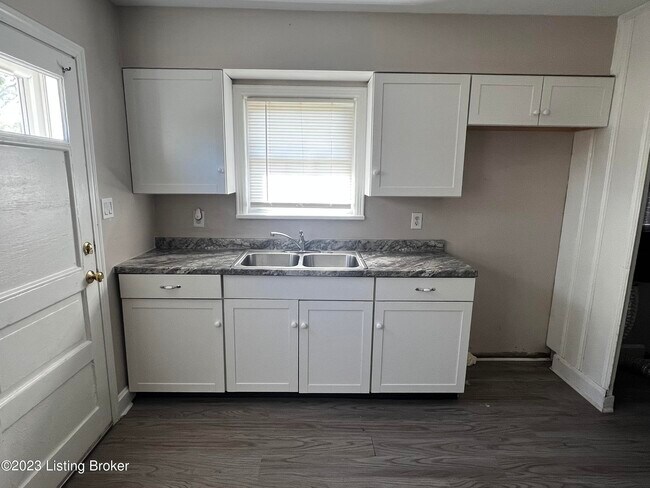 Foto del edificio - 1002 Meadow Hill Rd