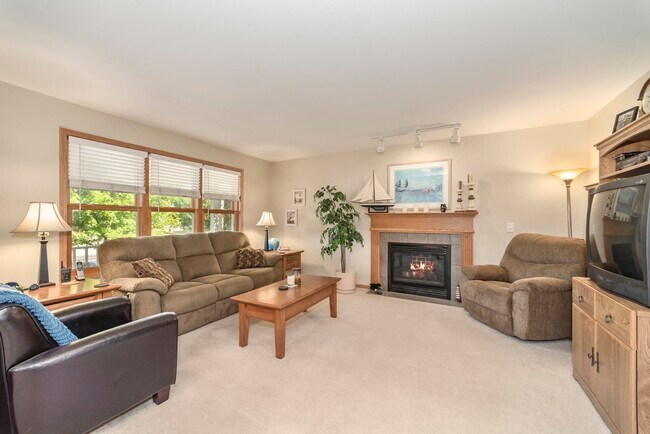 Building Photo - 1106 Tamarack Way