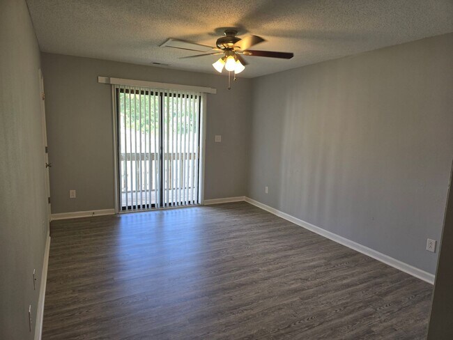 Foto del edificio - 2 Bedrooms/1 Bath Upstairs unit
