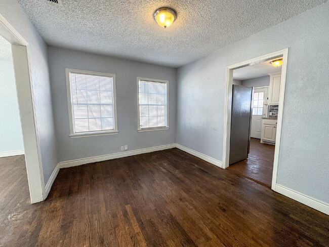 Building Photo - Updated 2-Bedroom Home!