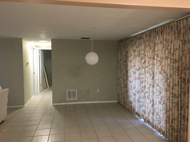 Dining room - 5653 Elkhorn Blvd