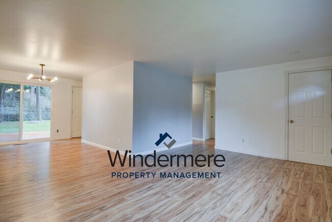 Building Photo - 3 Bedroom 2 bath single level home