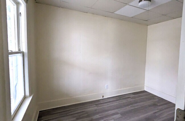 Building Photo - Nice updated house on quiet street 763 Leo...