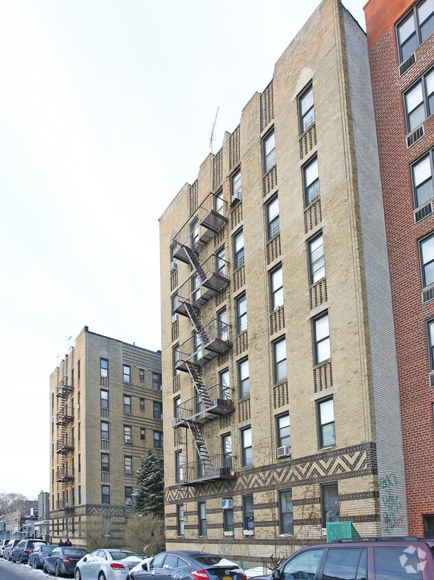 Building Photo - 2050 E 18th St